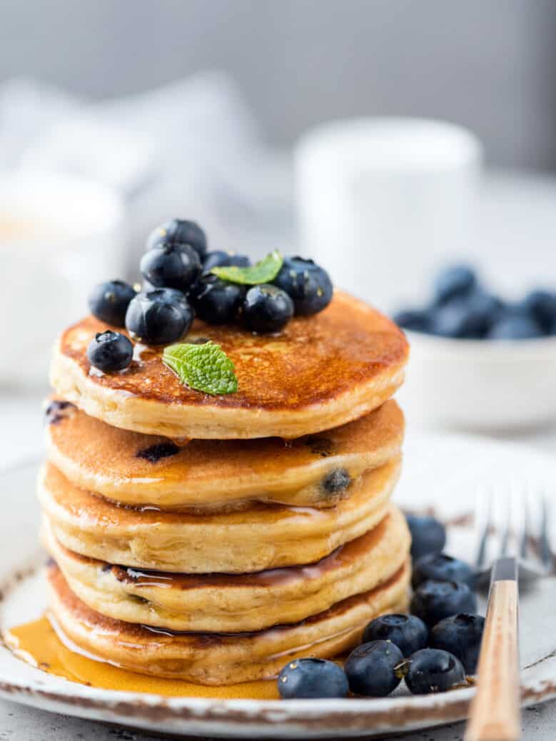 Easy 3 Ingredient Banana Pancakes With Blueberries (No Flour, Dairy ...